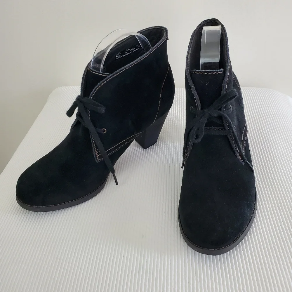 Clarks Bendables Suede Lace Up Block Heel Ankle Bootie - Picture 3 of 10